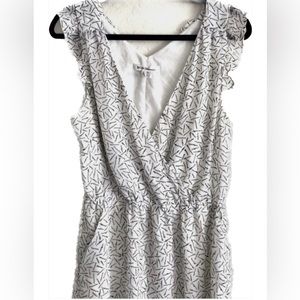 BCBGENERATION White w/ black abstract print dress